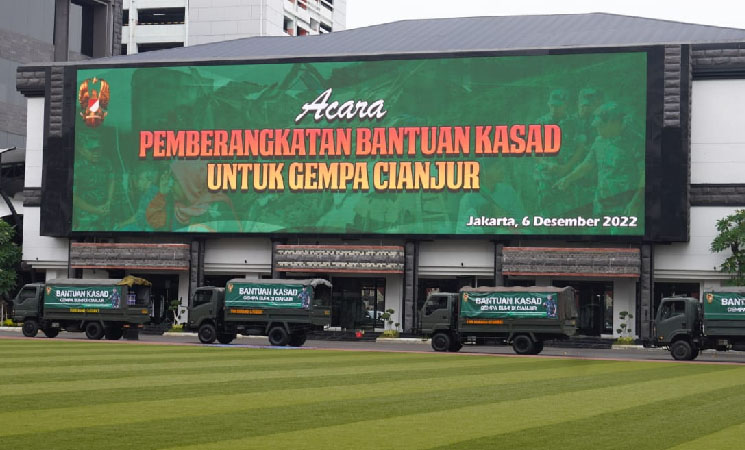 Berangkatkan 10 Truk Bansos TNI AD ke Cianjur
